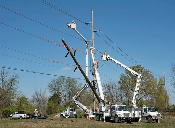 Dayton Ohio Mai 2023 Elektriker Installieren Einen Neuen Strommast Als — Stockfoto