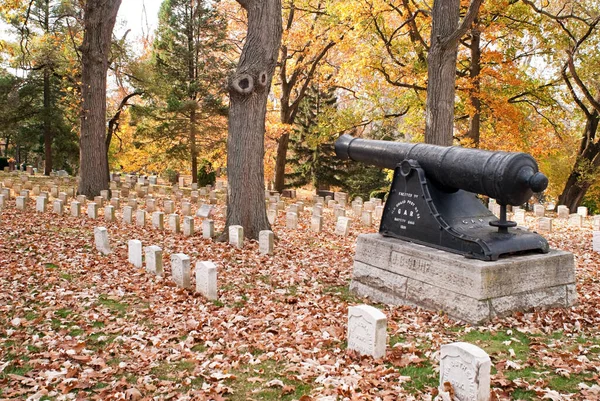 2014年10月29日 美国俄亥俄州代顿 美国俄亥俄州代顿的伍德兰公墓向蒙哥马利县的美国内战士兵致敬 一种大炮 由旧的第1号岗哨竖立起来 1901年11月23日 守卫公墓的士兵区 — 图库照片