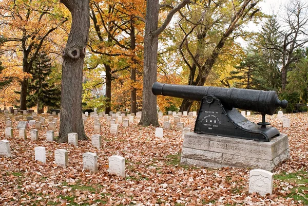 2014年10月29日 美国俄亥俄州代顿 美国俄亥俄州代顿的伍德兰公墓向蒙哥马利县的美国内战士兵致敬 一种大炮 由旧的第1号岗哨竖立起来 1901年11月23日 守卫公墓的士兵区 — 图库照片