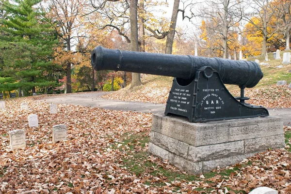 2014年10月29日 俄亥俄州代顿 伍德兰公墓向蒙特致敬 县里的美国内战士兵1901年由老卫兵竖立的大炮在士兵区旁边站岗 — 图库照片