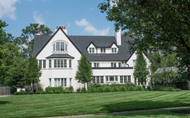 Paned Windows 'lu Büyük Beyaz Stucco Üç Katlı Ev