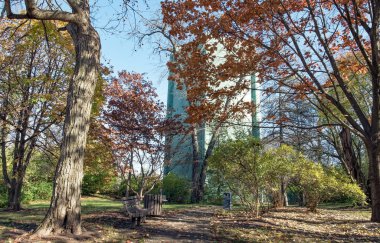 Arka planda Vintage Su Kulesi olan Küçük Şehir Parkı