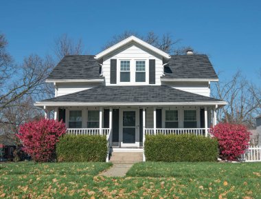 Bekar Dormer 'lı Beyaz Saray ve Korkuluklu Açık Veranda
