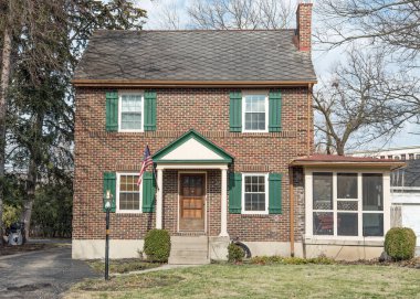 Yeşil Tire ve Verandalı Eski Kırmızı Tuğla Ev