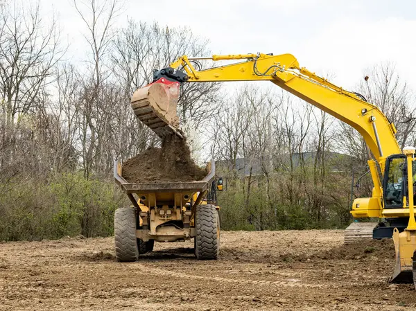 Kova Kovası Toprağı Kamyon Yatağına Boşaltma