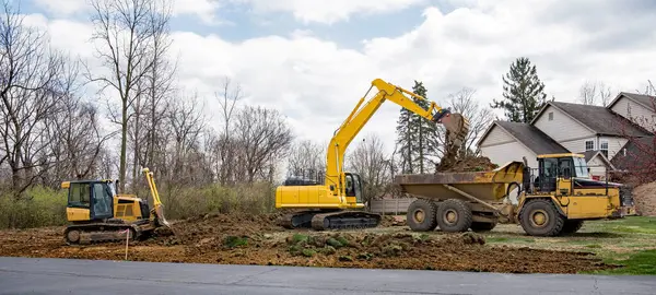 Buldozer, kepçe ve kamyonla Kara Kazısı Panoraması