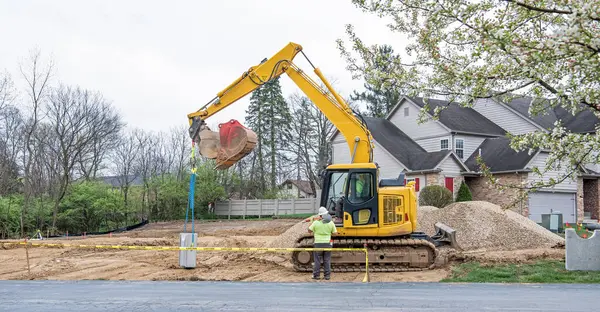 Dayton Ohio April 2024 Bauarbeiter Warten Während Bagger Schwere Betonblöcke lizenzfreie Stockfotos