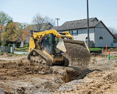 Çukura Küçük Buldozer Dökme Taşı