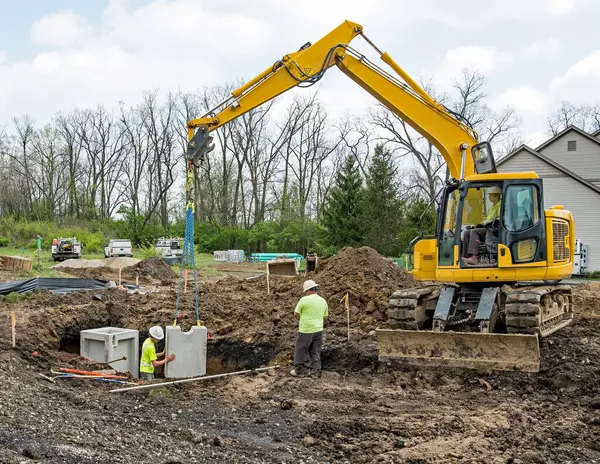 Dayton Ohio April 2024 Bauarbeiter Führt Eine Betonabflussrohrstütze Als Teil Stockfoto
