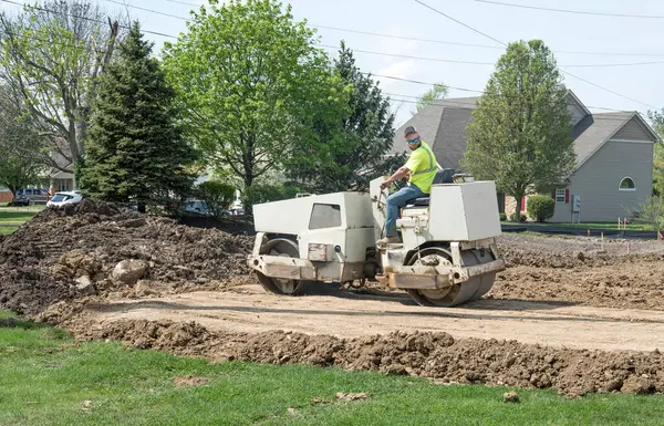 Dayton Ohio April 2024 Bauarbeiter Verdichtet Mit Einer Doppelten Walze Stockfoto
