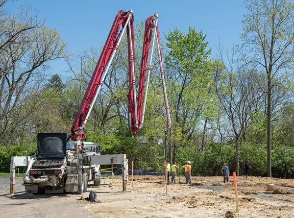 Dayton Ohio April 2024 Betonauslegerpumpenwagen Nutzt Langen Ausleger Beton Den lizenzfreie Stockfotos