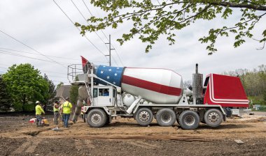 Dayton, Ohio - 26 Nisan 2024: İnşaat ekibi yeni konut geliştirme dipçiğine beton dökerken bekliyor.