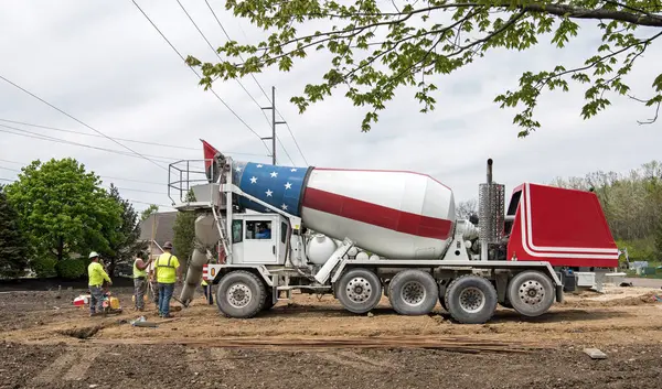 Dayton, Ohio - 26 Nisan 2024: İnşaat ekibi yeni konut geliştirme dipçiğine beton dökerken bekliyor.