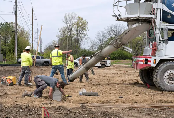 Dayton Ohio April 2024 Bautrupp Nivelliert Frisch Gegossenen Beton Den Stockbild