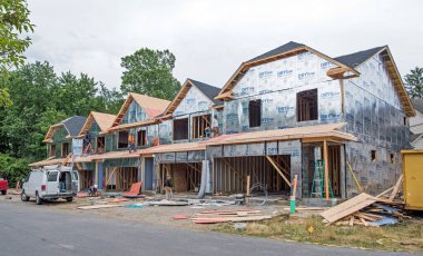 Dayton, Ohio - 26 Haziran 2024: İnşaat işçileri yeni apartman binası inşaatı üzerinde çalışıyorlar.