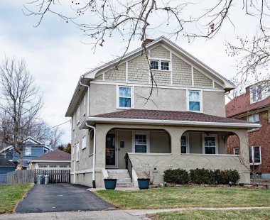 Tan Stucco, Kış Bulutlu Gününde Dört Kare Ev