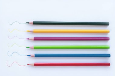 Eğri Çizgileri olan Sanatçı Pastel Kalemleri