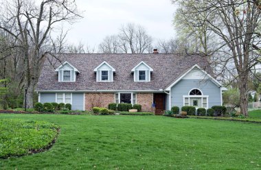 Bulutlu Gün 'de Cape Cod House with Three Dormers