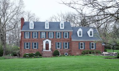 Büyük Kırmızı Tuğla Ev Gri Panjurlu ve Beş Yataklı