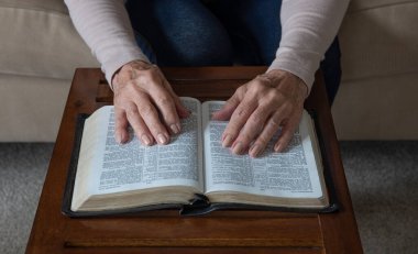 İncil 'deki Yazıtları Arayan Sadık Yaşlı Eller 