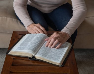 İncil 'den Ayet Gösteren Yaşlı Kadın Eli