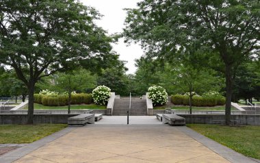 Çiçekli Ortanca Çalılarıyla Kayak Meydanı Girişi