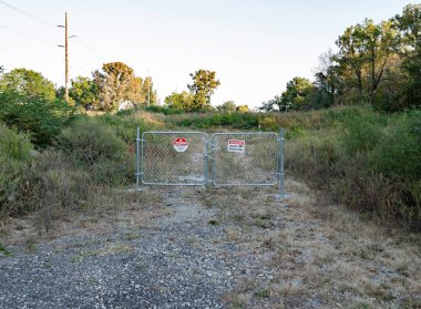 Boş Özellik Uyarı İşaretleriyle Kapıya Kilitlendi