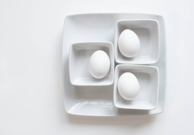 Kare Tabakta Beyaz Yumurtaların Tek Renkli Yaşamı Beyaz Arkaplanda İzole Edildi