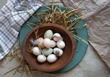 Tahta kasede saman ve havluyla Bantam yumurtası kümesi