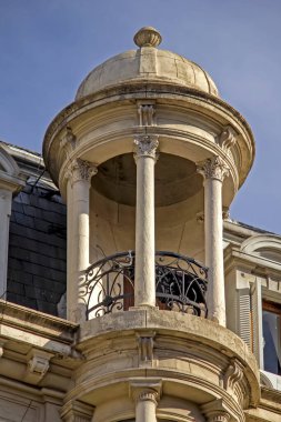 Eski tarihi binanın ön cephesi