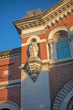 Güneşli bir gün güzel eski bina