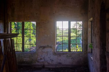 eski terk edilmiş evin iç