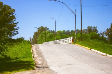 güneşli günde asfalt yol