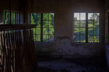 eski terk edilmiş evin iç