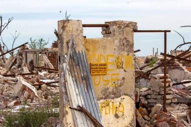 Terk edilmiş eski binanın kalıntıları.