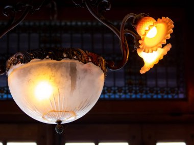 Karanlık odada parlayan lambalar