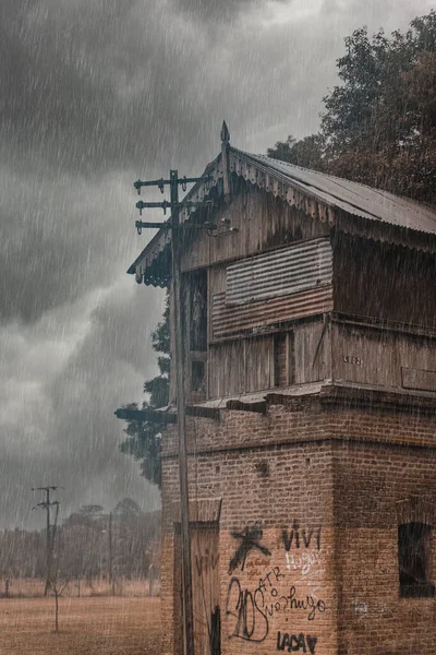 Old House Rainy Day — Stockfoto