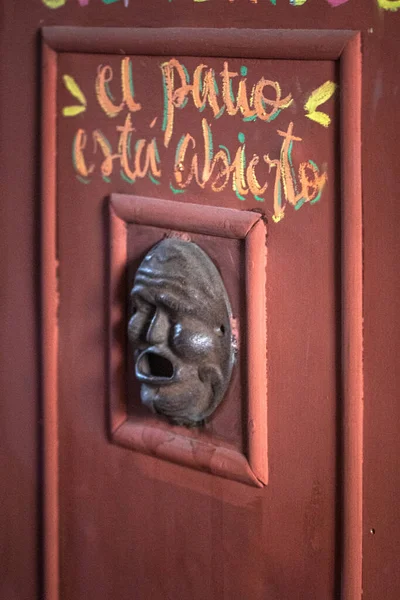 Старая Красная Декоративная Дверь Надписью — стоковое фото