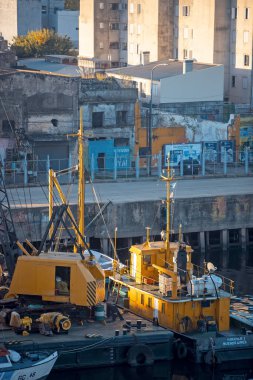 BUENOS AIRES, ARGENTINA - 13 Nisan 2022: Rıhtımda nakliye vinçleri