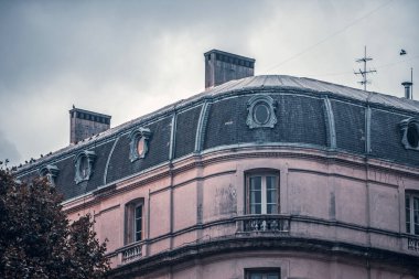 Şehirdeki eski bina.