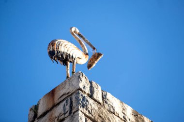 Leylek heykeli binanın tepesinde