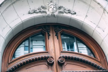 Eski bir evin penceresinin ayrıntıları