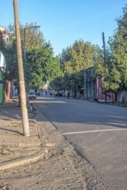 Güneşli bir kasabada sessiz bir cadde