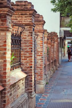 Buenos Aires 'teki tuğla kilise cephesi