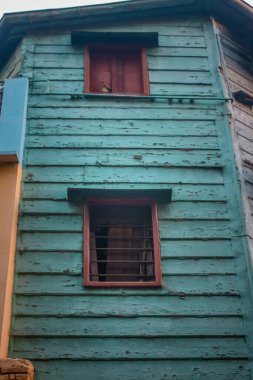Pencereli eski ahşap ev