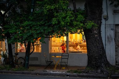 Akşam kentinde açık bir kafe.