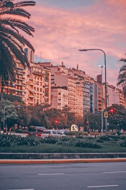 Gün batımında şehir manzarası