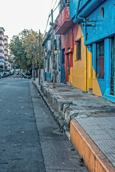 Renkli Evleri Olan Eski Bir Kasaba Caddesi — Stok fotoğraf