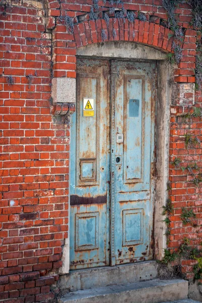 Стара Цегляна Стіна Дверима — стокове фото