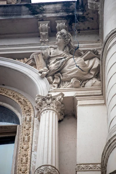 Ornamentale Statue Hausfassade — Stockfoto
